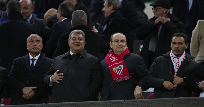 Los presidentes Joan Laporta y Pep Castro, con una bufanda del Sevilla, en el palco del Camp Nou