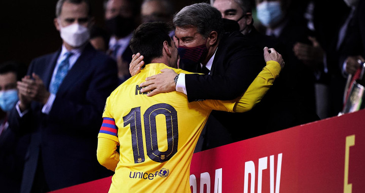 Joan Laporta abraza a Leo Messi tras la final de la última Copa del Rey / EFE