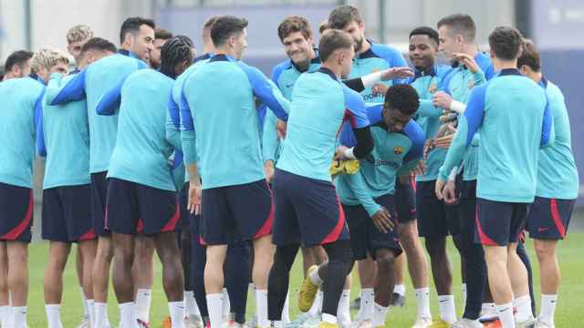 Alejandro Balde, siendo felicitado a collejas en el Barça / EFE