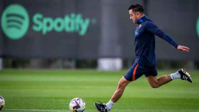 Xavi Hernández, chutando un balón en una sesión de entrenamiento / FCB