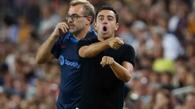 Xavi Hernández, protestando una acción contra el Rayo / EFE