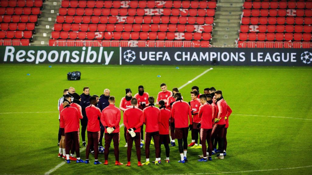 Los jugadores azulgrana antes del PSV-Barça / EFE