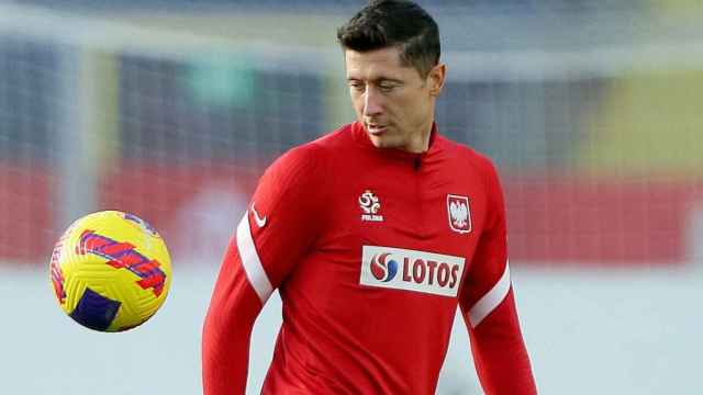 Robert Lewandowski, dando toques con la selección de Polonia / EFE