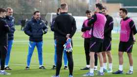 Xavi se dirige a los futbolistas del Barça en un entrenamiento / FCB
