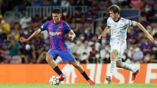 Pedri, en una acción ante el Bayern Múnich / FCB