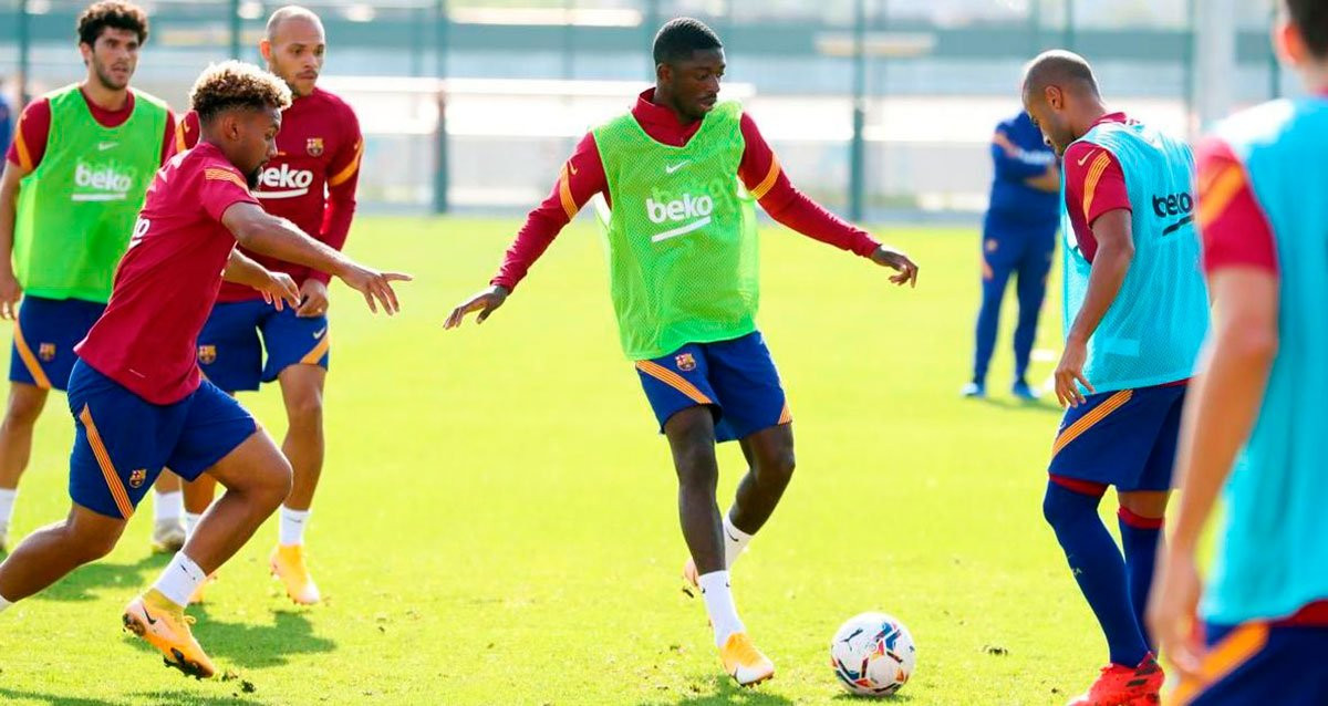 Dembelé golpea el balón en un entrenamiento del Barça / FCB