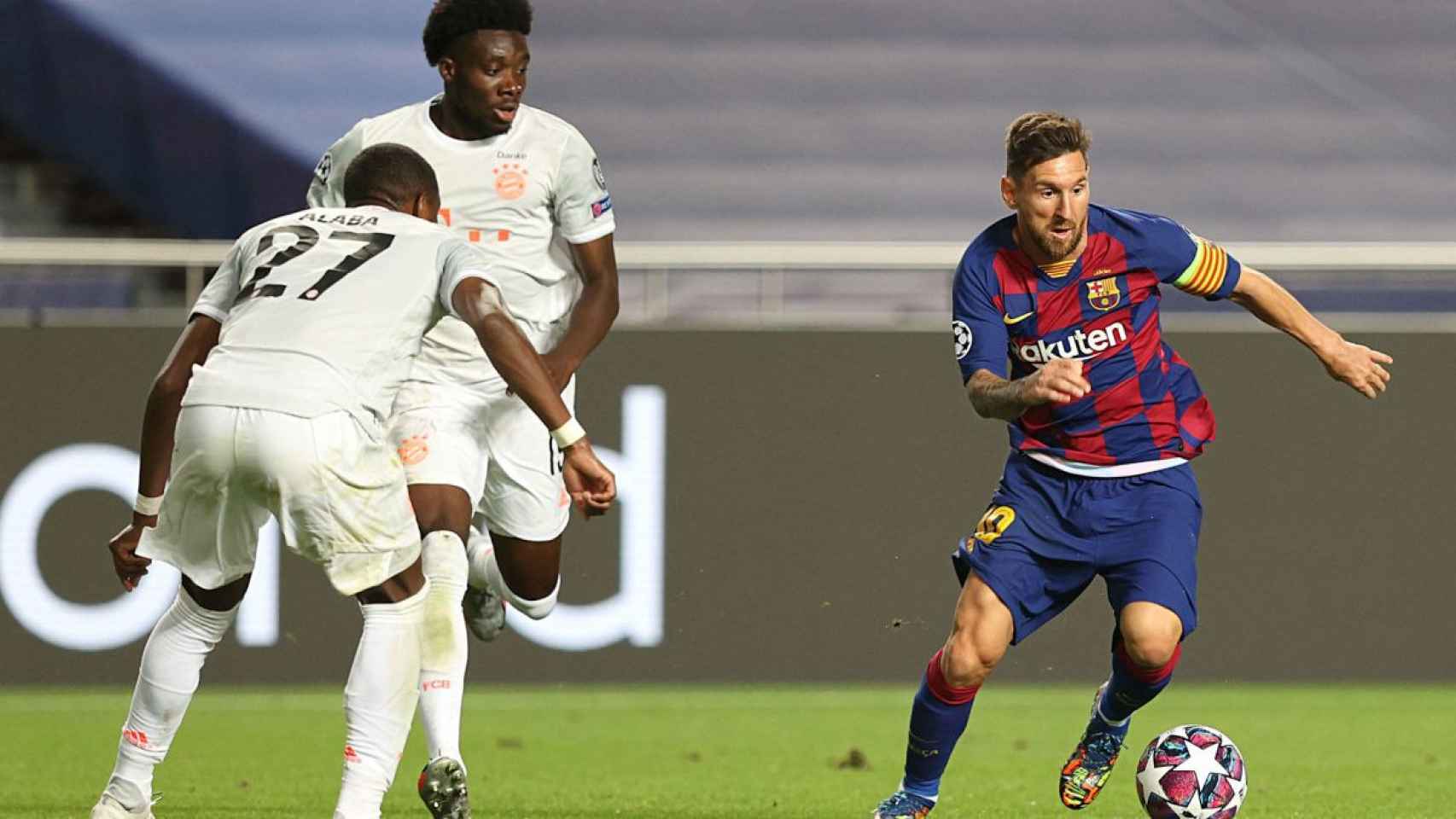 Alphonso Davies ante Messi / EFE