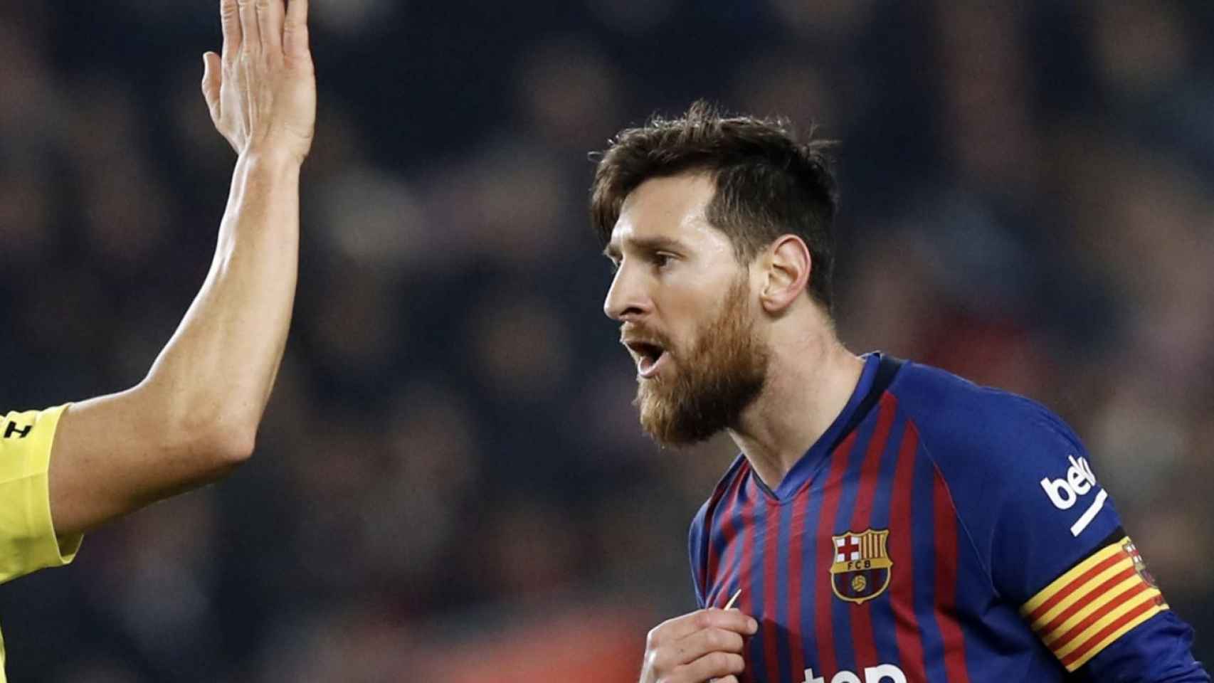 Una foto de Leo Messi discutiendo con el árbitro en el Barça - Valladolid / FCB