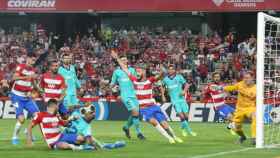 Los jugadores del Granada reclamando un penalti / EFE