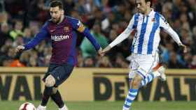 Leo Messi conduce el balón ante Rubén Pardo / EFE