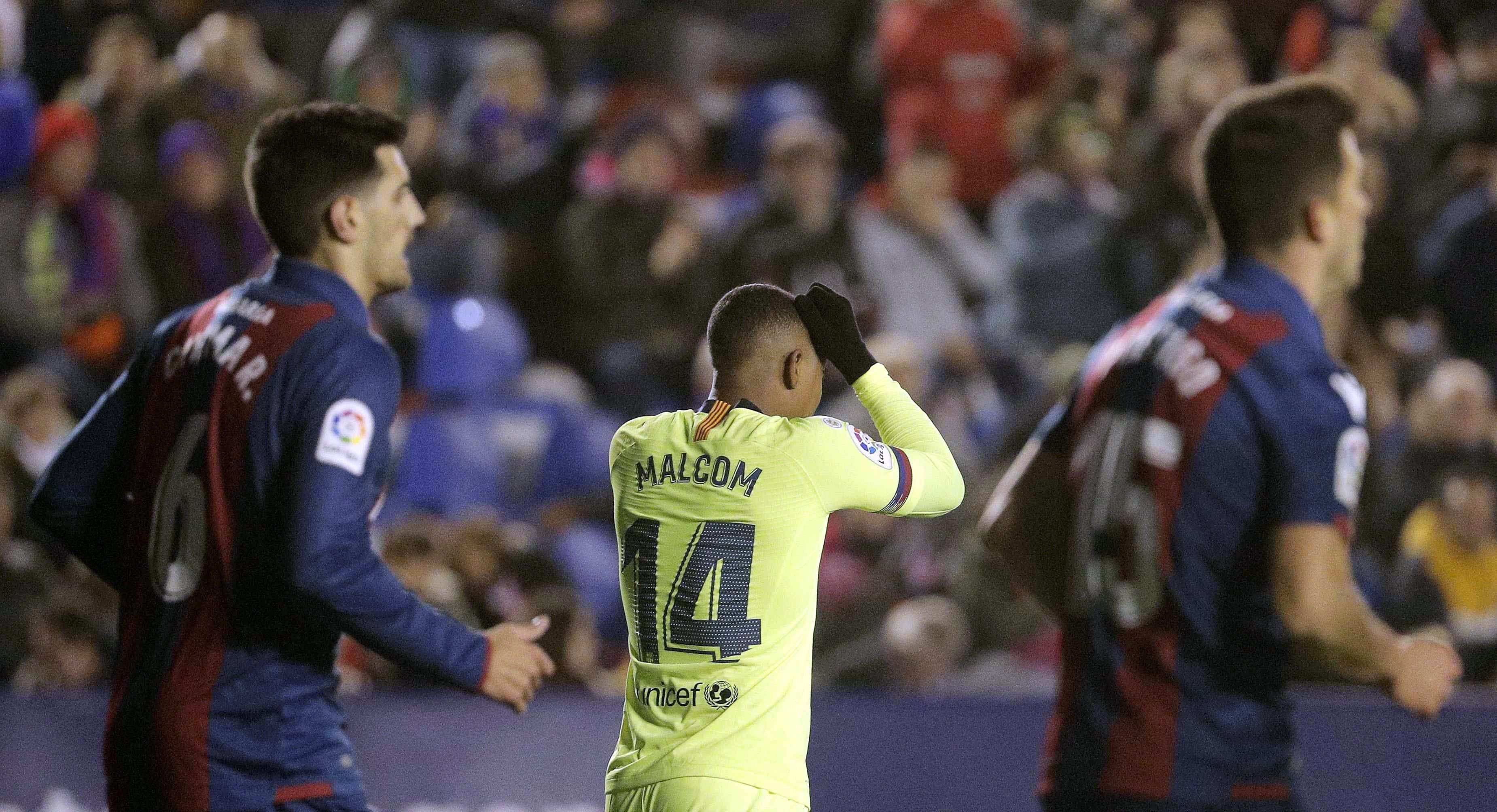 Malcom se lleva las manos a la cabeza tras fallar una ocasión clara en el Levante-Barça de Copa / EFE