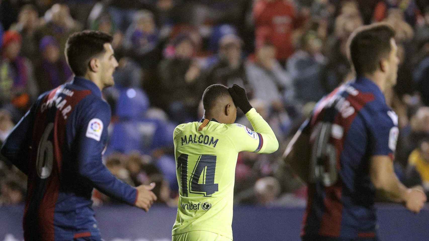 Malcom se lleva las manos a la cabeza tras fallar una ocasión clara en el Levante-Barça de Copa / EFE