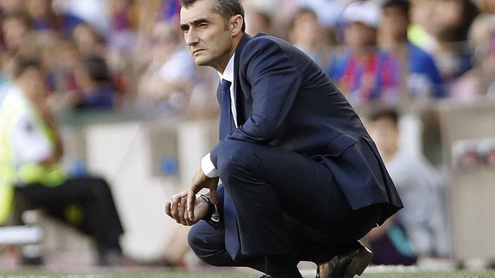 Una foto de Valverde en el Camp Nou, con gesto preocupado / EFE