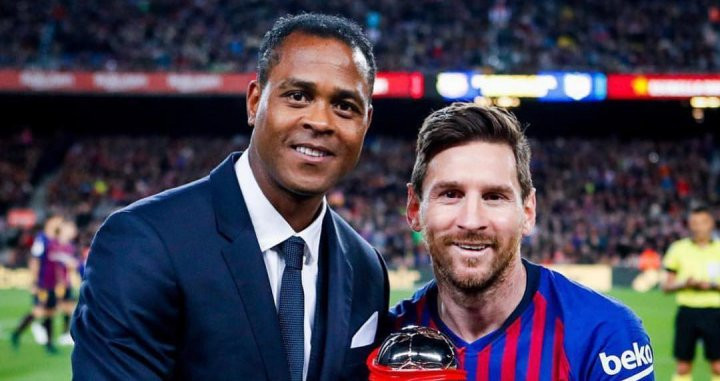 Kluivert dándole a Messi el premio al mejor jugador del mes de abril 2019 / Redes