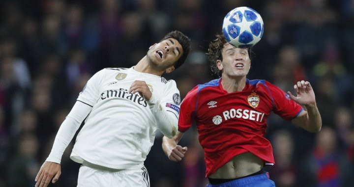 Marco Asensio lucha por un balón duarante un partido con el Real Madrid / EFE