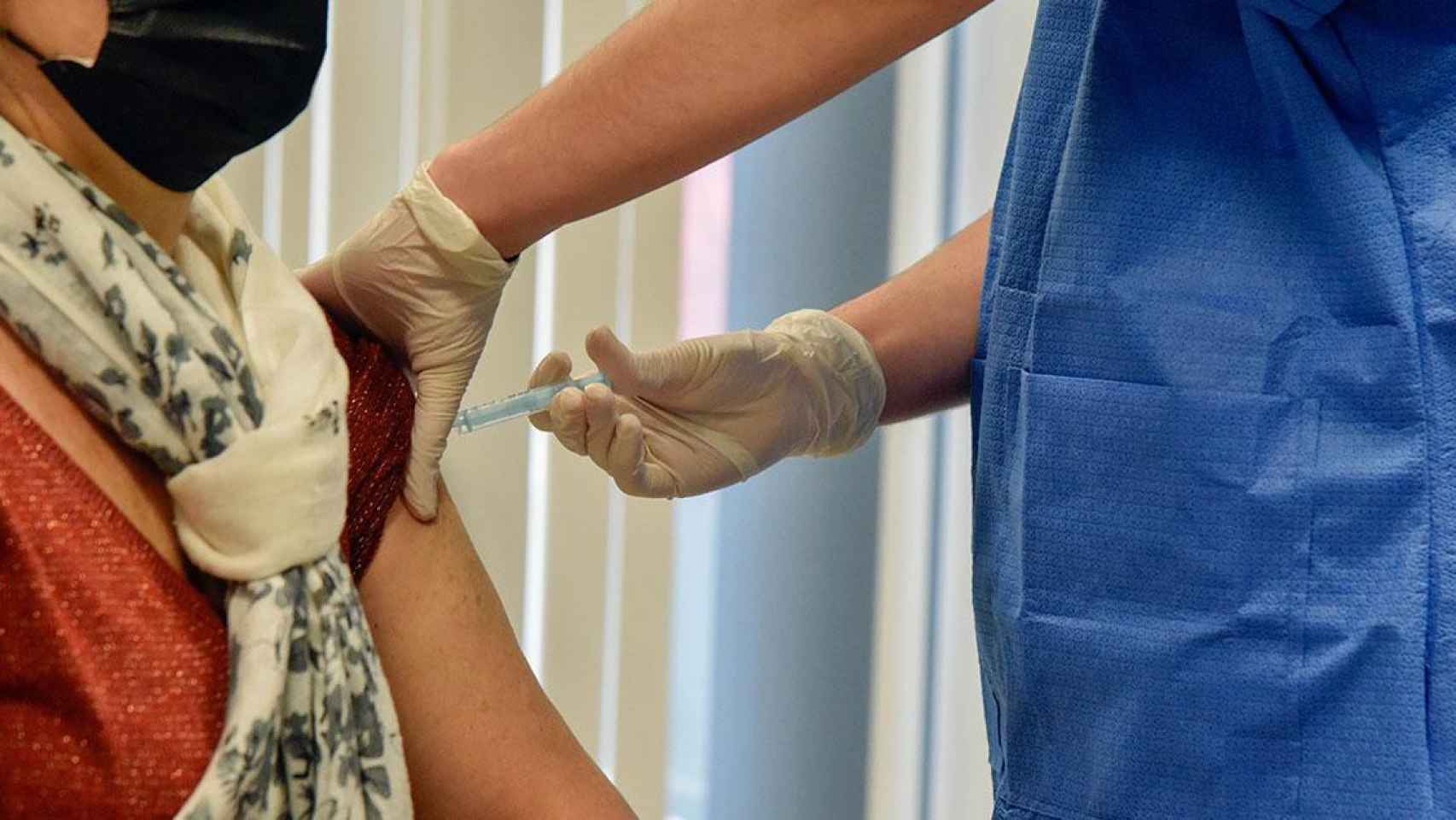 Una mujer recibe una dosis de la vacuna contra el Covid-19 en un punto de vacunación de la Facultad de Geografía e Historia de la Universidad de Barcelona (UB) / EUROPA PRESS