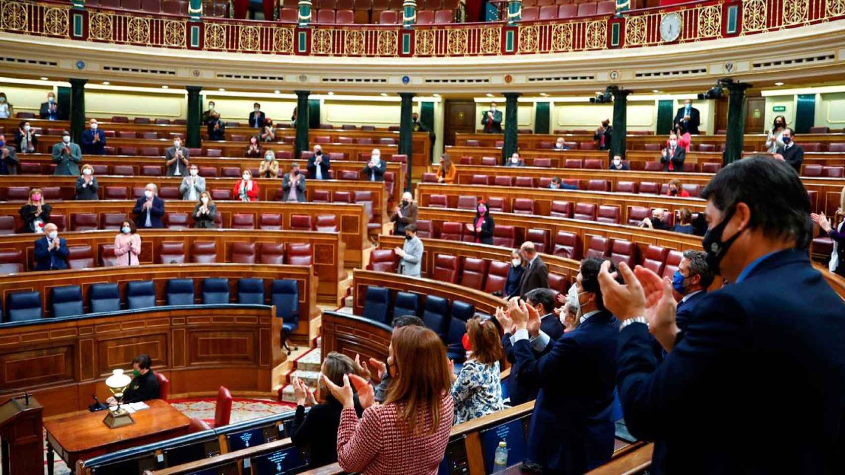 Los diputados del Congreso aplauden en una intervención de la sesión / EFE