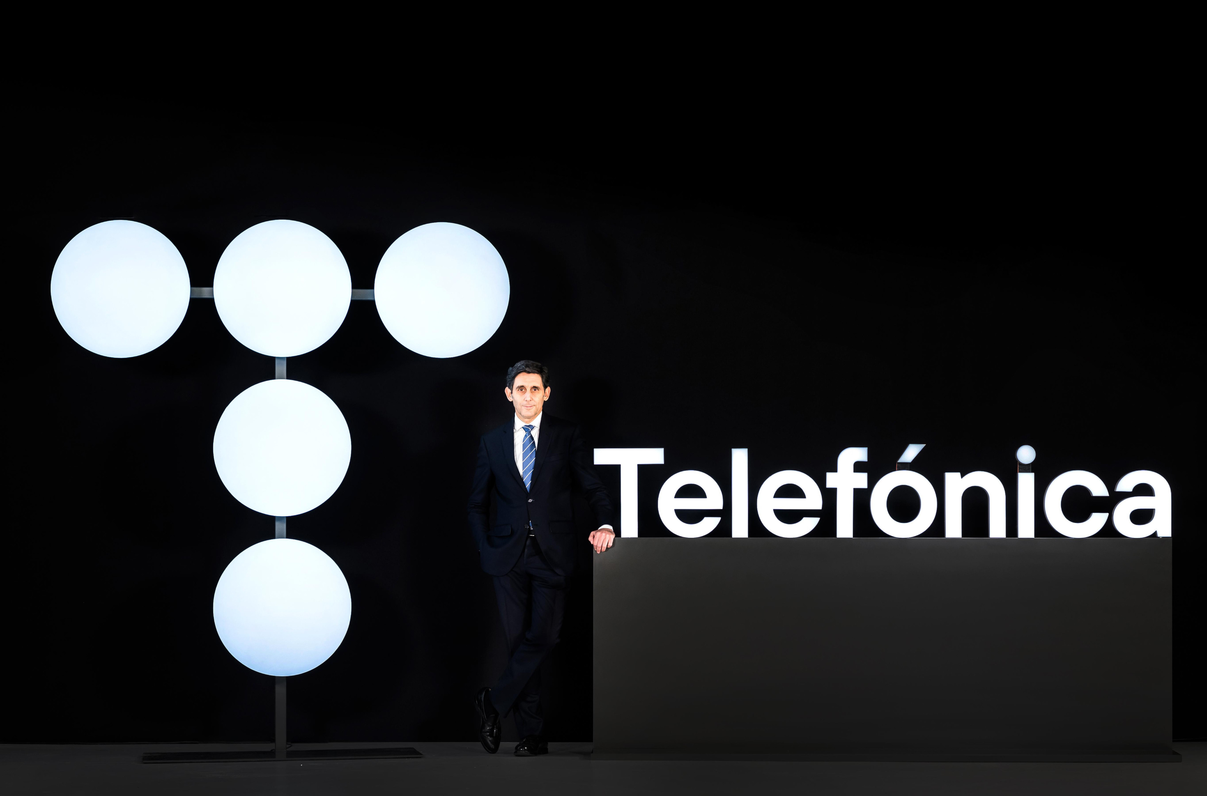 José María Álvarez-Pallete, presidente de Telefónica, junto al nuevo logo / TELEFÓNICA