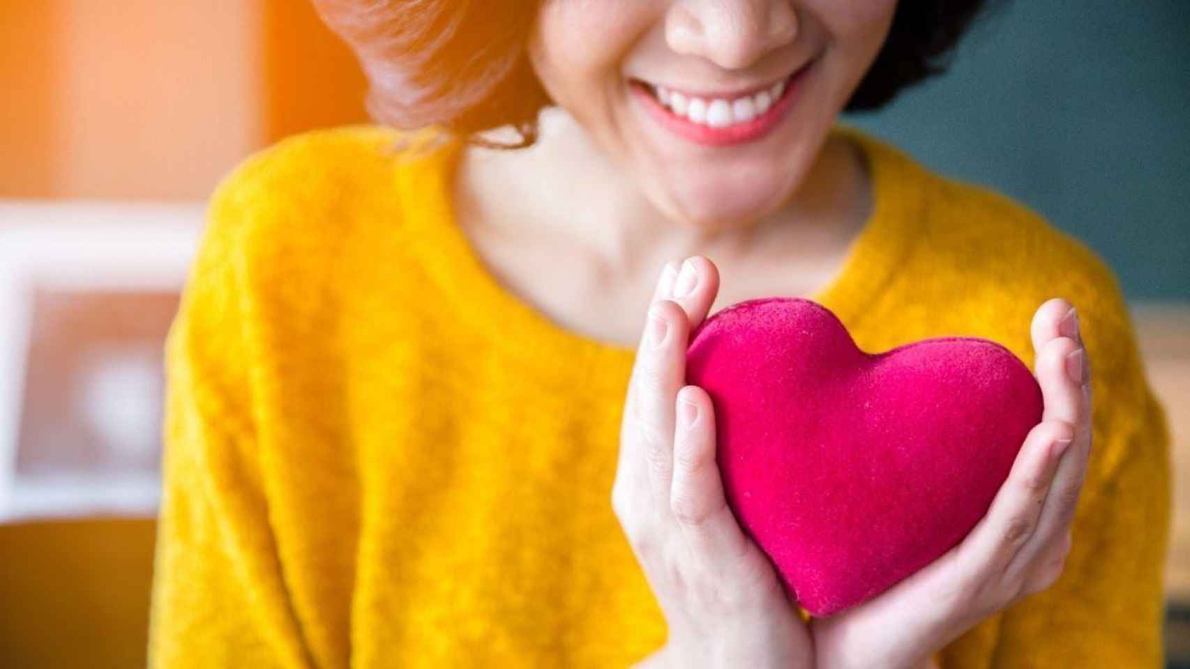 Una mujer sostiene un corazón de trapo: las enfermedades cardiovasculares también afecta a ellas / TEKNON