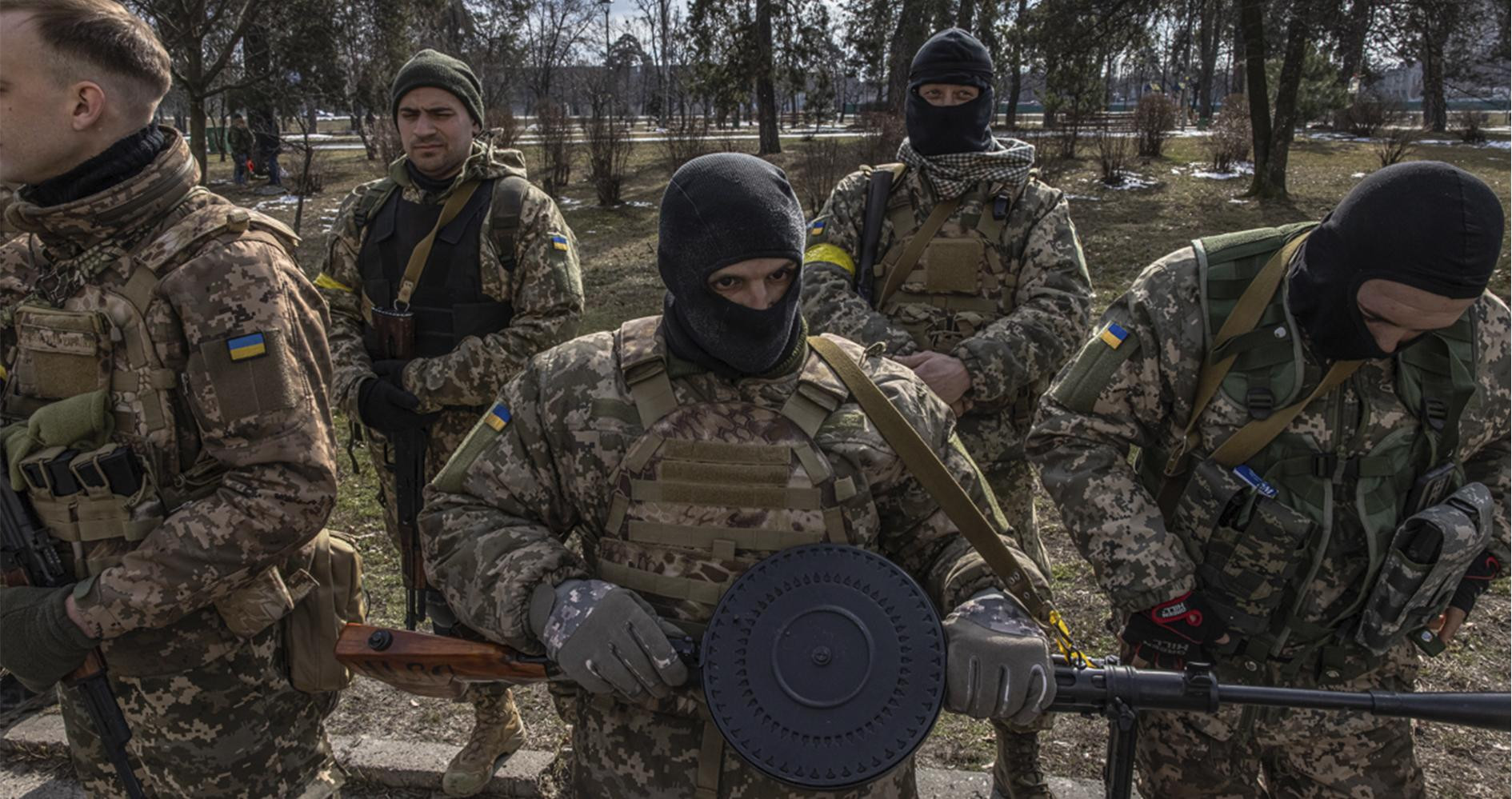 Combatientes de Ucrania en una sesión de entrenamiento / ROMAN PILIPEY - EPA
