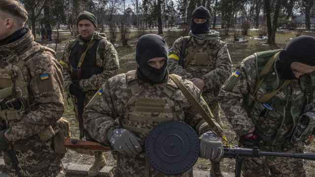 Combatientes de Ucrania en una sesión de entrenamiento / ROMAN PILIPEY - EPA