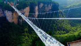 El puente con el suelo de cristal más alto del mundo en Zhangjiajie (China). / EFE