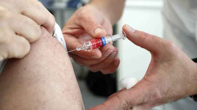 Un paciente recibe la vacuna de la gripe / EFE