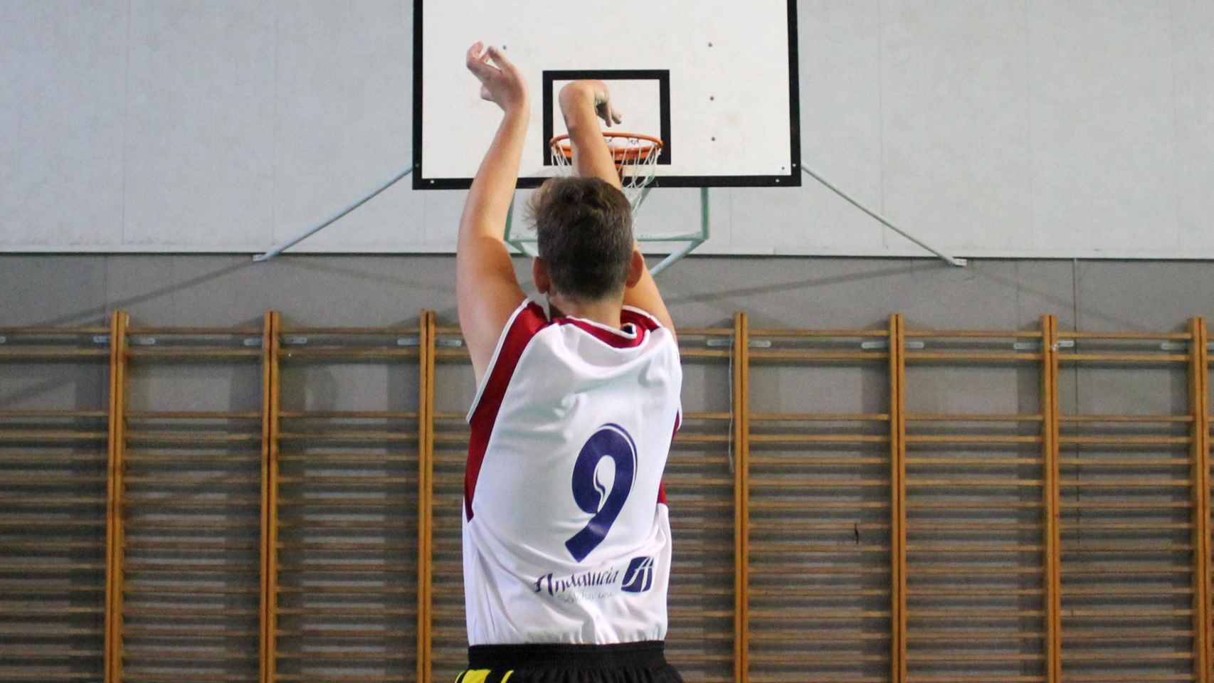 Un chico juega a baloncesto / UNIVERSIDAD DE GRANADA