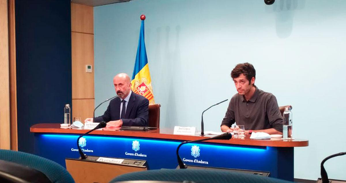 Joan Martínez Benazet (i), ministro de Salud de Andorra, con Joel López, biólogo y colaborador de Mitjà, en una rueda de prensa conjunta / TWITTER