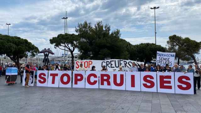 Manifestantes contra los cruceros en Barcelona / EUROPA PRESS