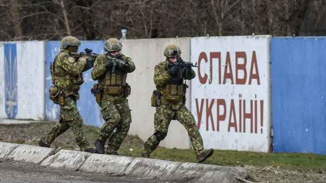 Soldados ucranianos, entrenando en las proximidades de la frontera con Rusia, cerca de Crimea, ante el temor a una invasión del país / EFE / EPA / OLEG PETRASYUK