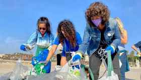 La consejera de Acción Climática, Teresa Jordà (d), en una recogida de basura marina en la playa del Somorrostro de Barcelona, en el marco de la 'Ultra Clean Marathon' por el Día Mundial del Medio Ambiente / GOVERN