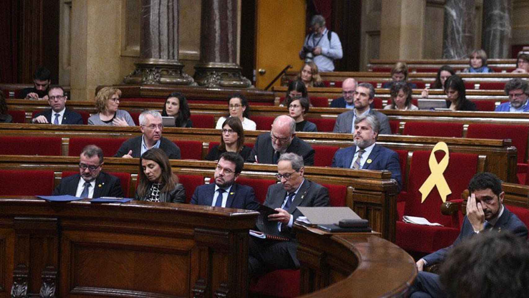 El presidente de la Generalitat Quim Torra en el Parlament junto al resto de miembros del Govern / CG