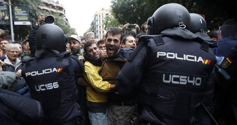 Agentes de la Policía Nacional durante su actuación en el 1-O en Barcelona / EFE