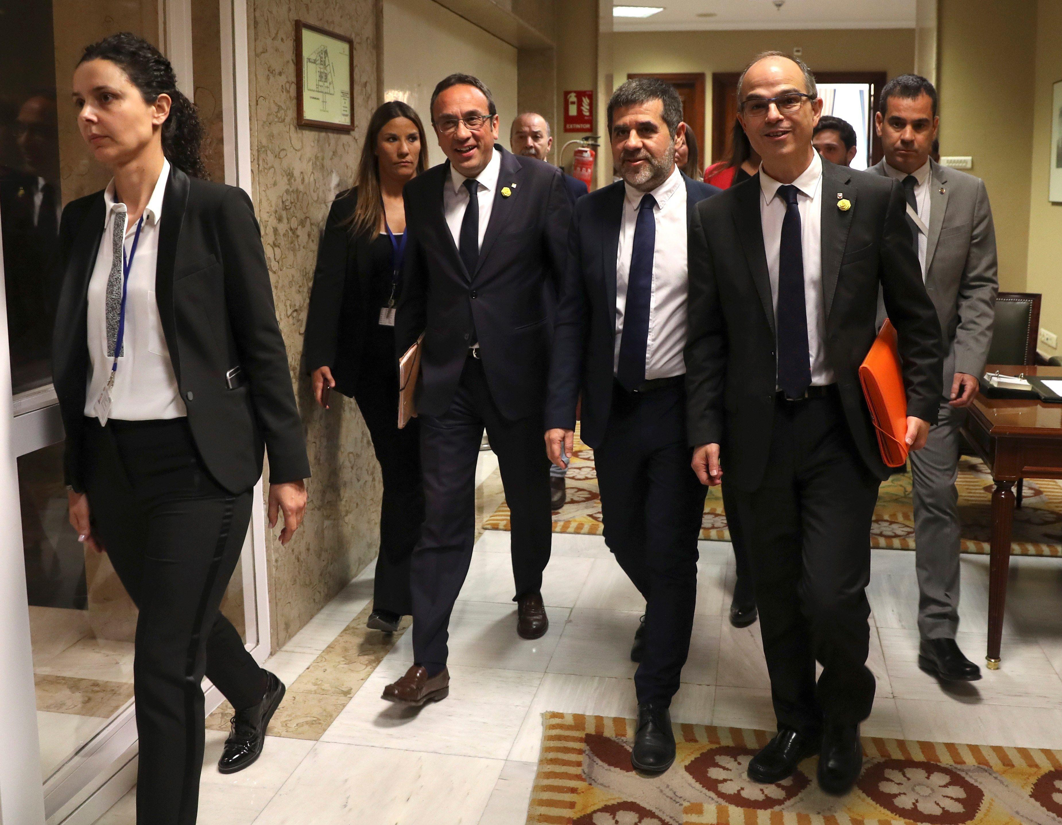 Los diputados electos de JxCat, Jordi Sànchez, Jordi Turull y Josep Rull, a la salida del registro del Congreso / EFE