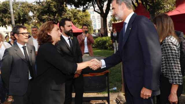 La alcaldesa de Barcelona, Ada Colau, saluda al Rey de España Felipe VI / EFE