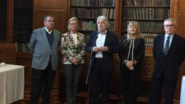 Josep Sánchez Libre, con el equipo directivo de Foment del Treball, en la sede de la patronal /CG