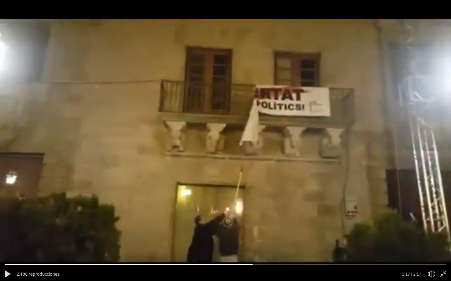 Así retiraron la pancarta de apoyo a los políticos presos en Cervera / @GrocAndLloc