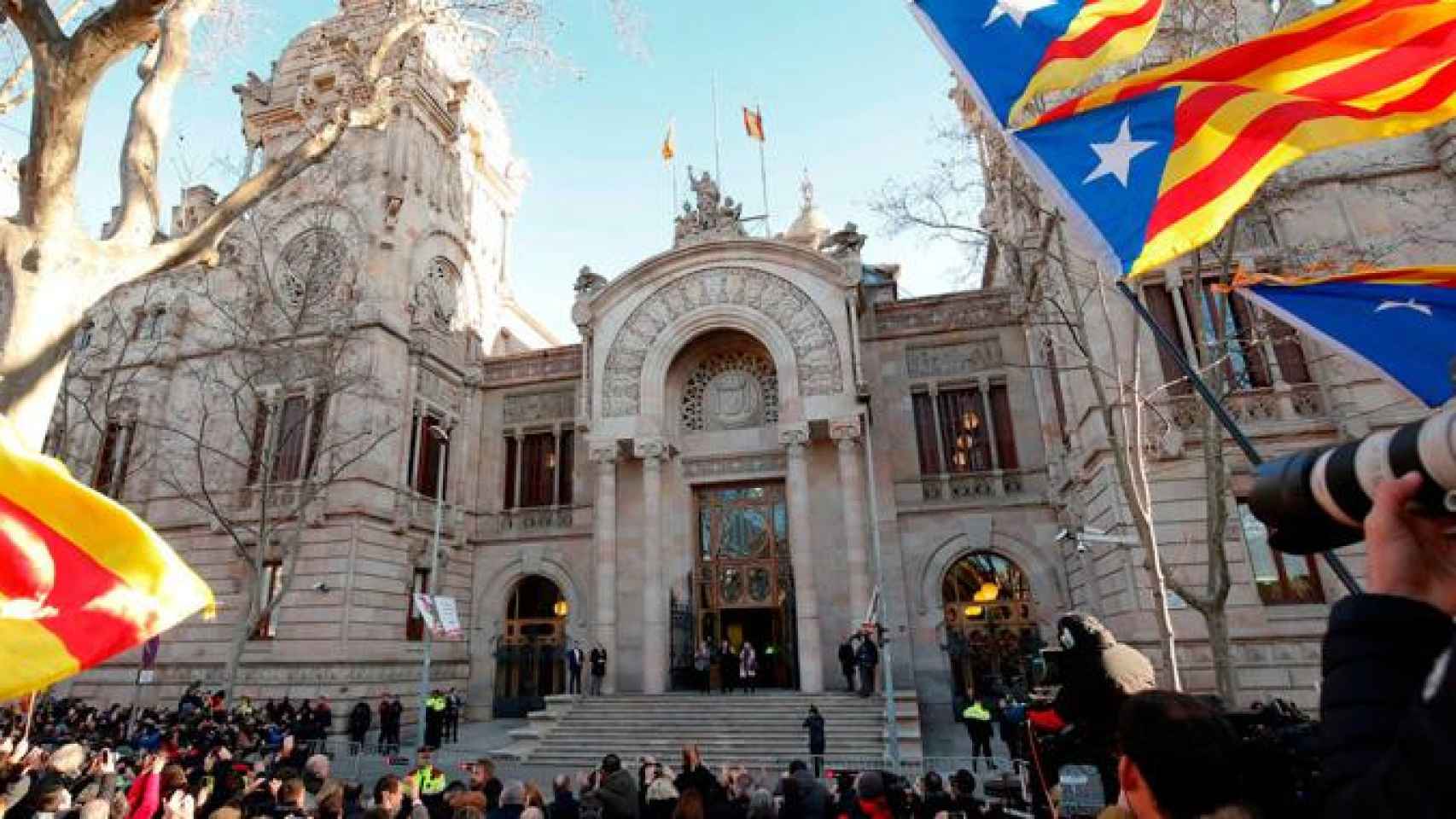 Independentistas reunidos a la entrada del Tribunal Superior de Justicia de Cataluña (TSJC) / EFE