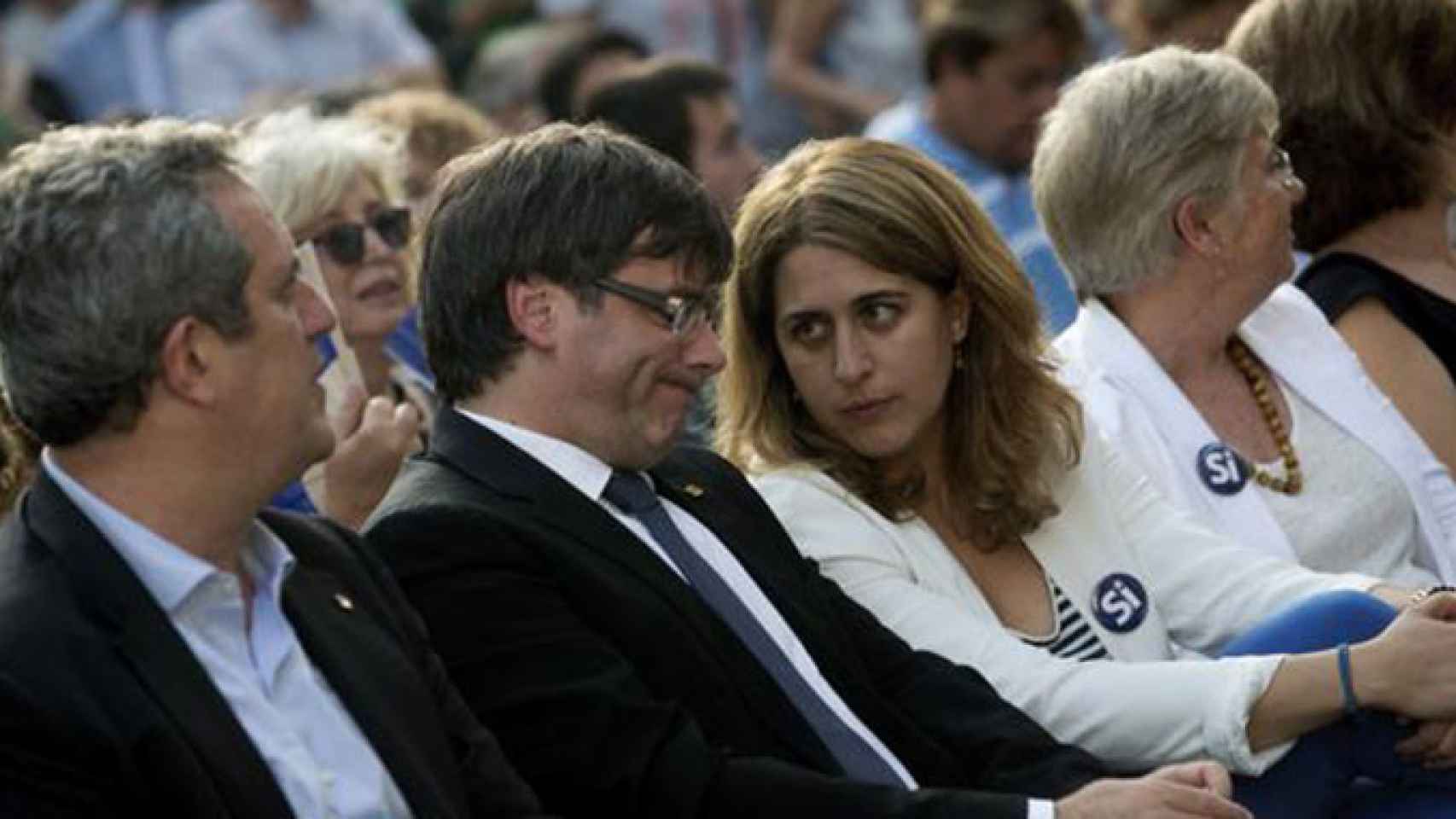 La coordinadora del PDeCAT Marta Pascal junto Carles Puigdemont y el exconsejero de Interior, Joaqum Forn, en una imagen de archivo/ EFE