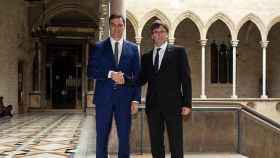 Pedro Sánchez y el expresidente de la Generalitat, Carles Puigdemont / AFP
