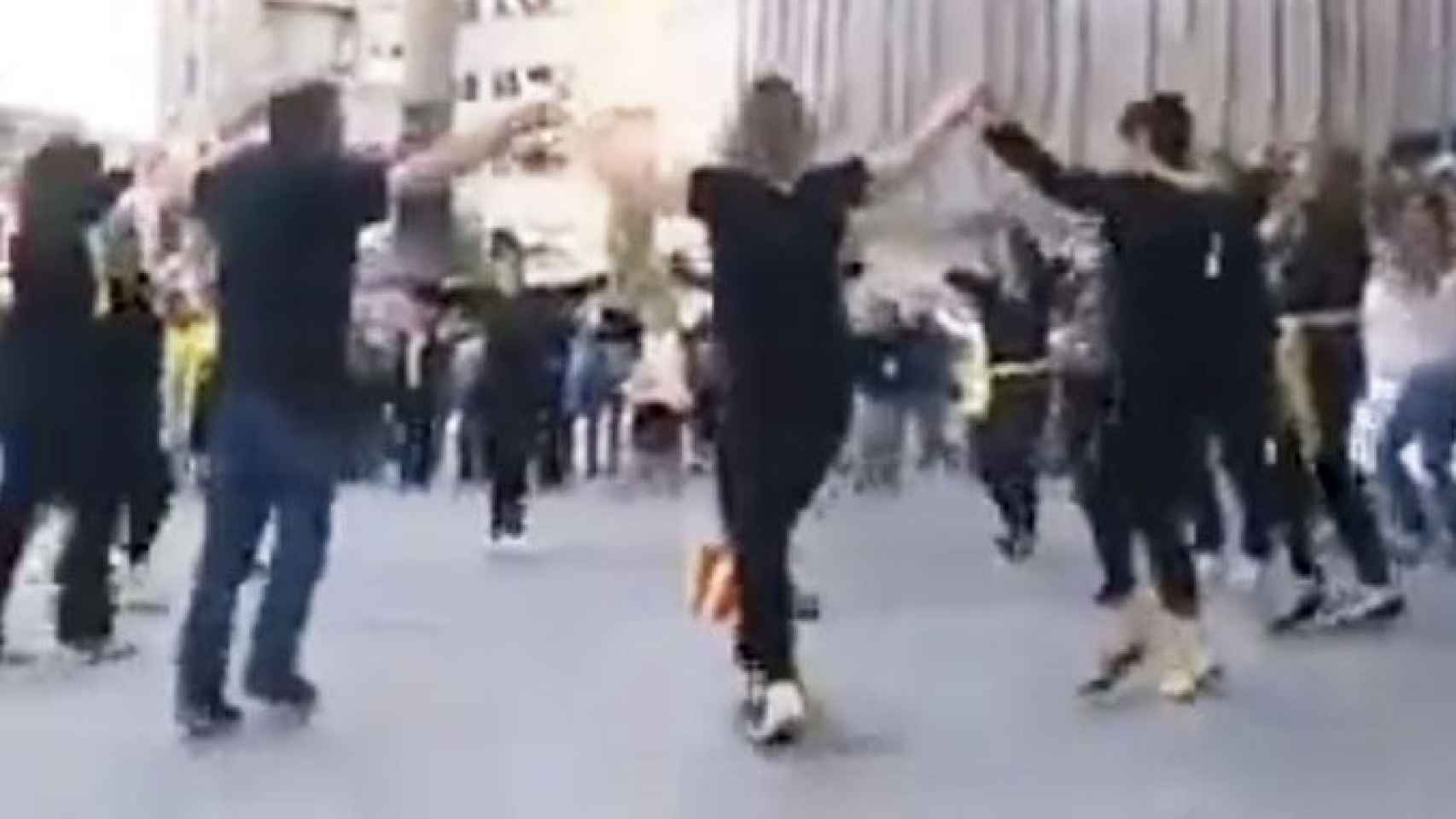Imagen del grupo que baila sardanas por los presos independentistas ante la delegación de la Generalitat en Girona / CG
