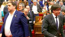 Oriol Junqueras y Carles Puigdemont en el Parlament en una imagen de archivo / EFE
