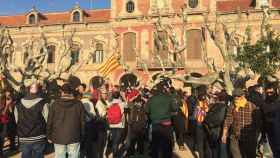 Un grupo de manifestantes a favor de la investidura de Puigdemont, frente al Parlament / CG