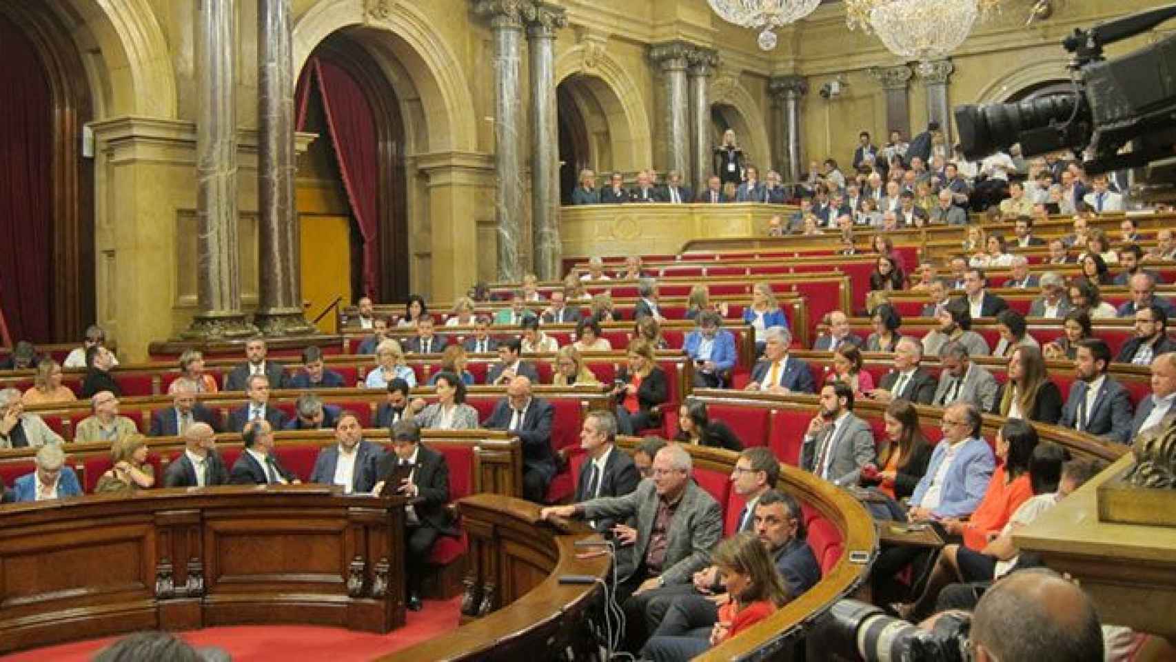 Puigdemont jura la Constitución por imperativo legal y con fidelidad a la voluntad del pueblo