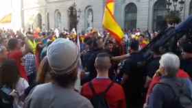 Imagen de los altercados en la plaza de Sant Jaume después de la manifestación pacífica de SCC/ Twitter