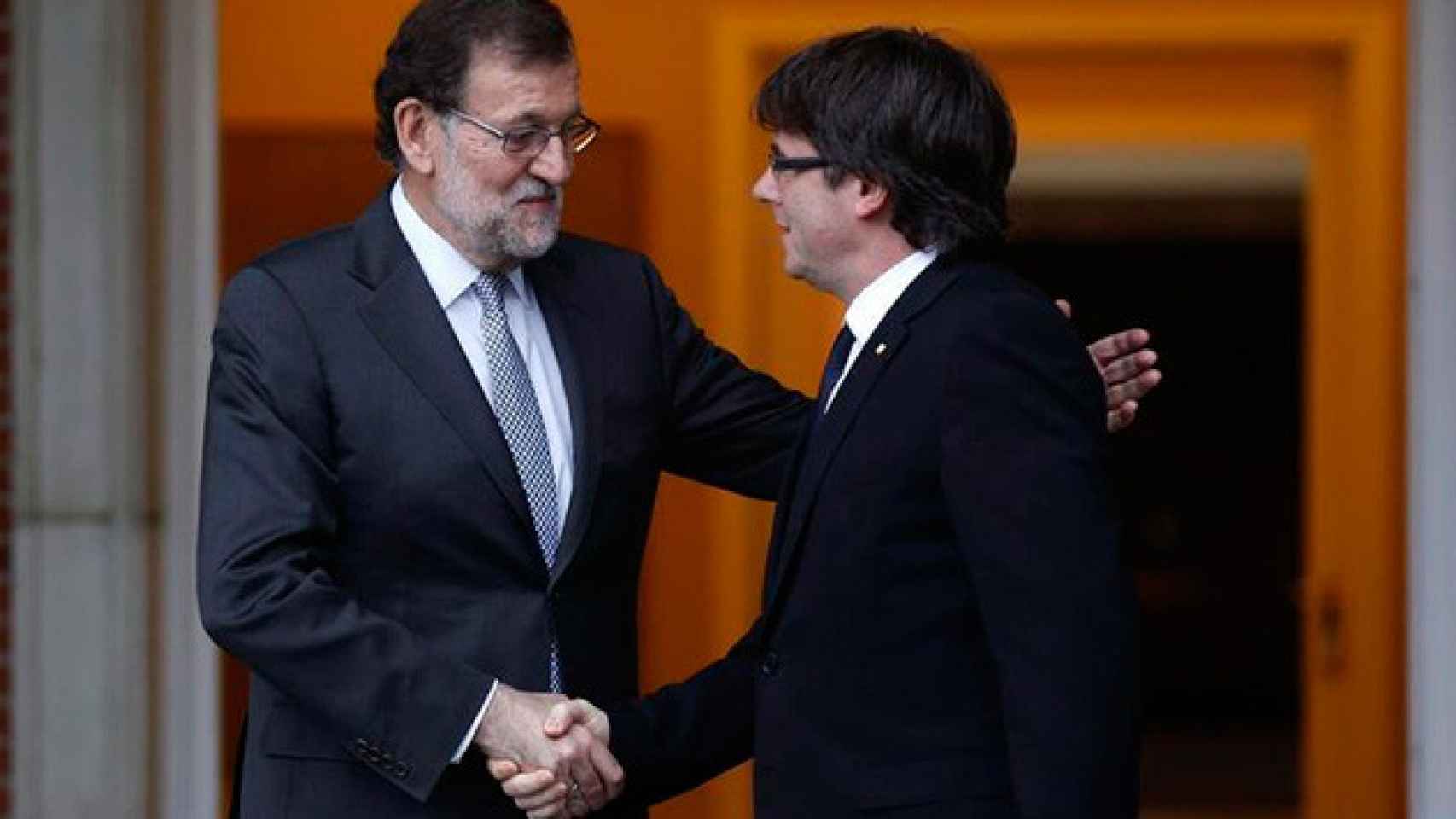 El presidente del Gobierno, Mariano Rajoy, saluda a el presidente de Cataluña, Carles Puigdemont, en una imagen de archivo / CG