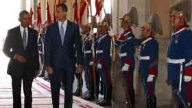 El presidente americano Barak Obama, acompañado del Rey Felipe, a su llegada al Palacio de Oriente.