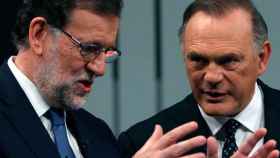 Mariano Rajoy, presidente del Gobierno en funciones, con el periodista Pedro Piqueras, antes del debate.