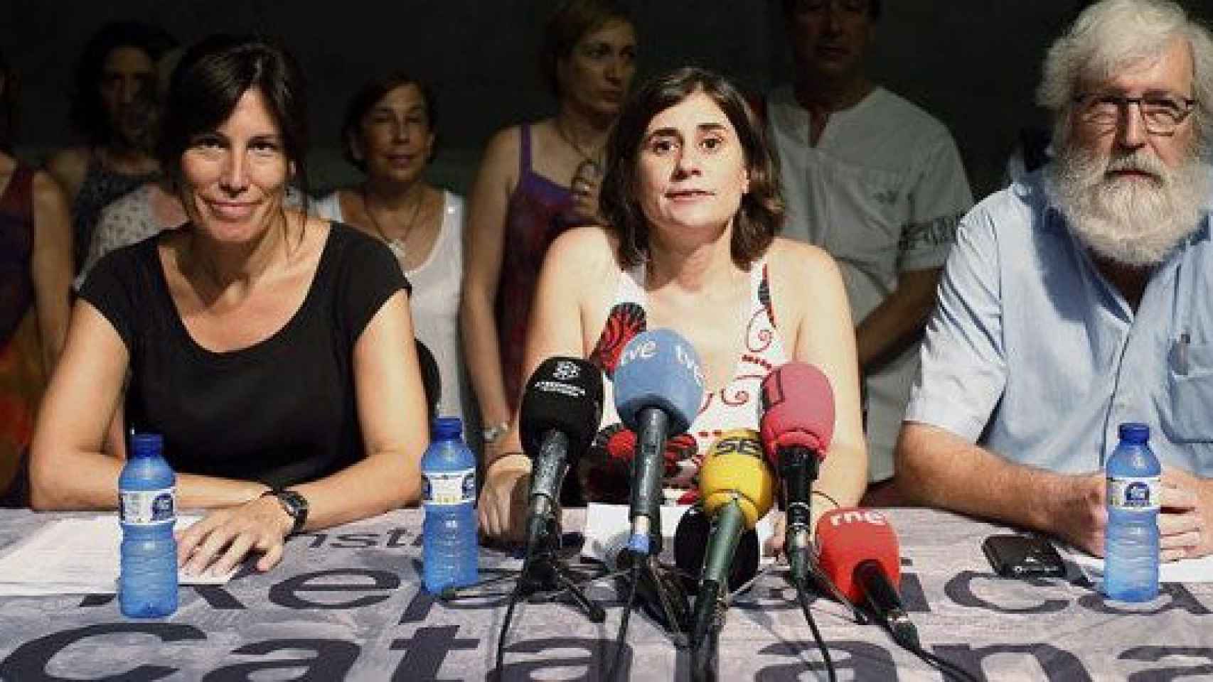 Los dirigentes de Procés Constituent Neus Forcano, Sandra Ezquerra y Joan Sampere, en la rueda de prensa de este martes